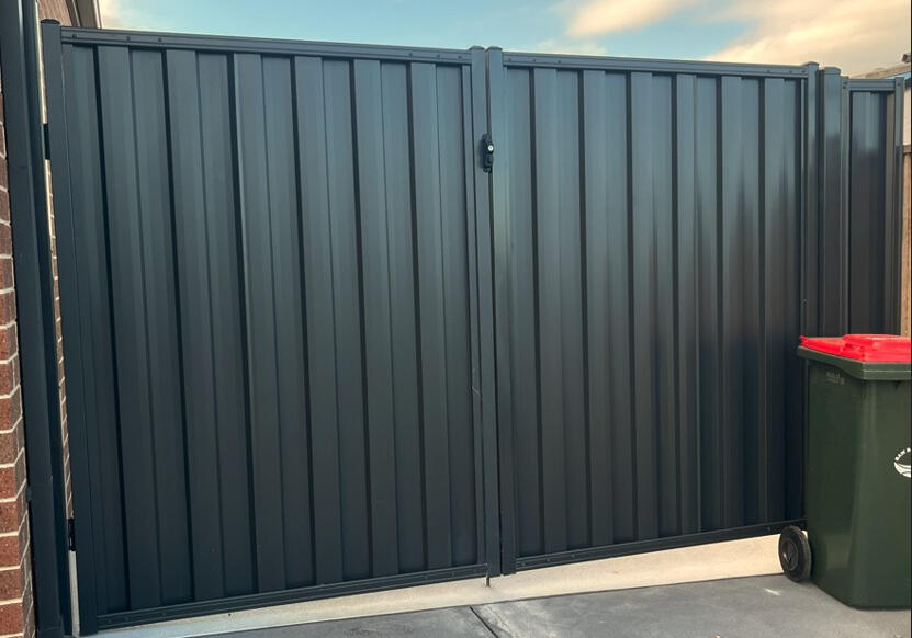 Colorbond Side Gates Carrum Downs – Monument Colorbond side gates in Monument colour installed in Carrum Downs Melbourne
