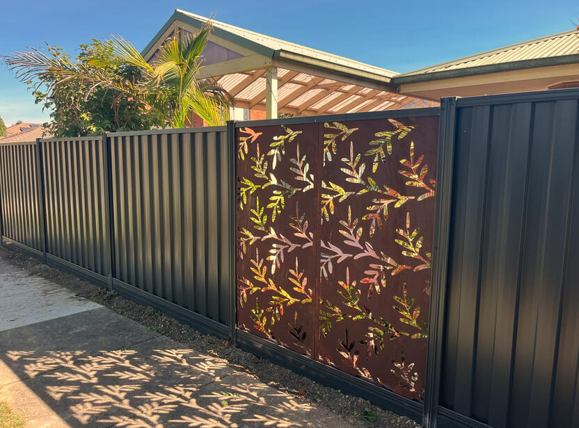 Feature Fence Beaconsfield – Colorbond with Decorative Screen Colorbond fence with decorative privacy screen and sleepers installed in Beaconsfield Melbourne