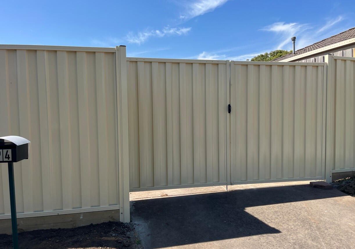 Colorbond Fence & Gates Cranbourne – Domain Colour with Timber Sleepers Colorbond fence and double gates in Domain colour with timber sleepers installed in Cranbourne Melbourne