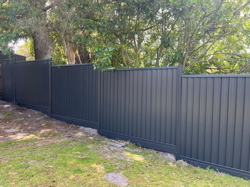 Sawscreen Colorbond Fence Langwarrin – Aluminium Sleepers sawscreen Colorbond fence with aluminium sleepers installed in Langwarrin Melbourne