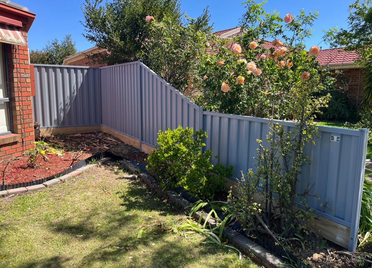 Front Boundary Fence Narre Warren – Bluegum Colorbond Bluegum Colorbond front boundary fence with aluminium sleepers installed in Narre Warren Melbourne